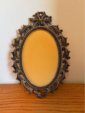 A40. Vintage 1960's Detailed Metal Oval Photo Picture Frame